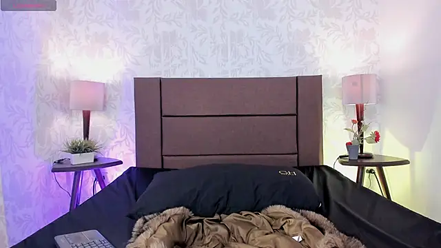 Snapshot of xenia_golden chatting on 10.18.25 xenia golden online show from 10.18.25