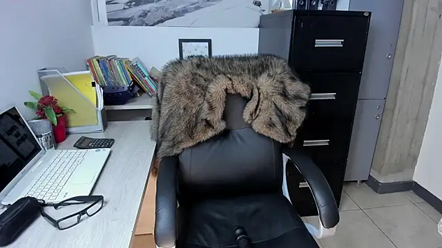 Snapshot of xenia_golden chatting on 10.23.25 xenia golden online show from 10.23.25