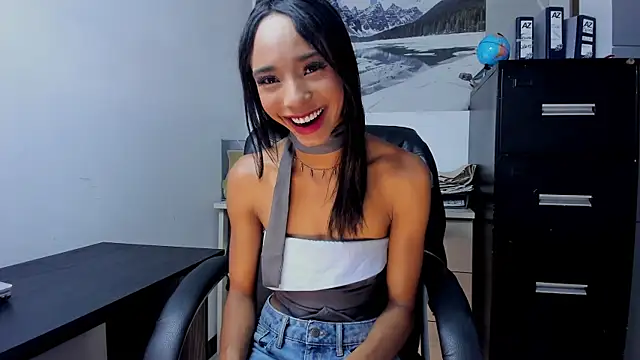 Snapshot of xenia_golden chatting on 11.13.25 xenia golden online show from 11.13.25