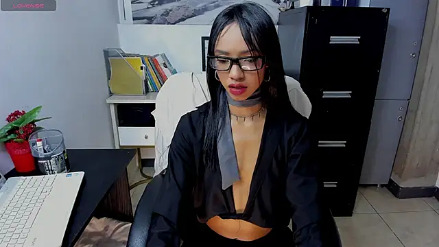 Snapshot of xenia_golden chatting on 11.25.25 xenia golden online show from 11.25.25