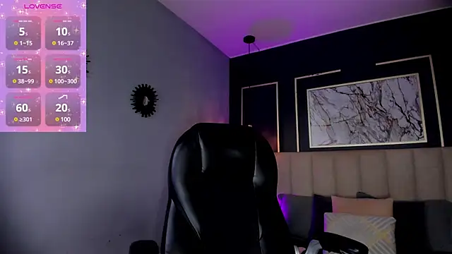 Snapshot of Lissy__Dream chatting on 12.13.24 Lissy Dream online show from 12.13.24