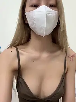 Snapshot of Lucy-Gold chatting on 04.12.26 Lucy-Gold online show from 04.12.26