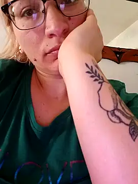 Snapshot of rusher27 chatting on 12.03.25 rusher27 online show from 12.03.25