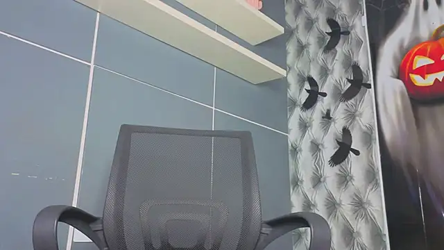 Hilary-banks online show from 10.13.25