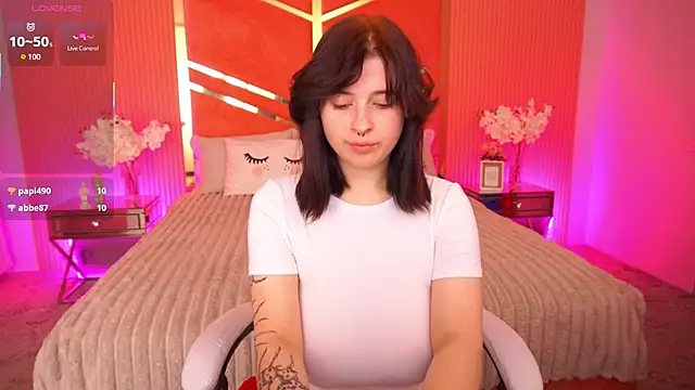 Miki Kivi online show from 10.17.25