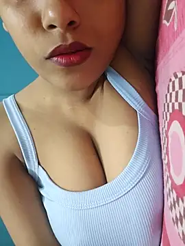 Snapshot of sexyindi_couple chatting on 06.23.26 sexyindi couple online show from 06.23.26