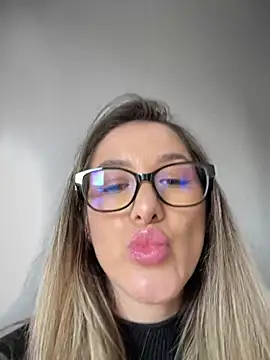 HotXMom online show from 01.28.25