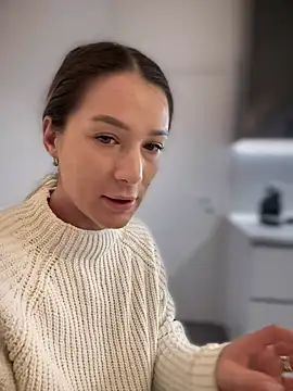 HotXMom online show from 02.04.25