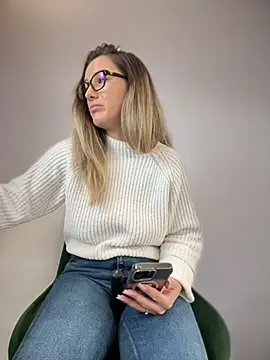 HotXMom online show from 02.04.25