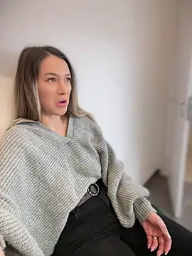 HotXMom online show from 02.10.25