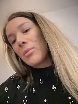 HotXMom online show from 02.18.25