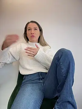 HotXMom online show from 02.20.25