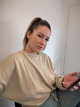 HotXMom online show from 02.21.25