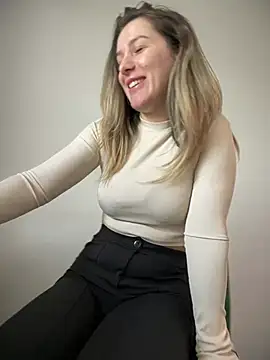 HotXMom online show from 03.07.25