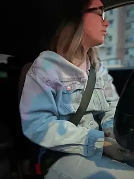 HotXMom online show from 03.10.25