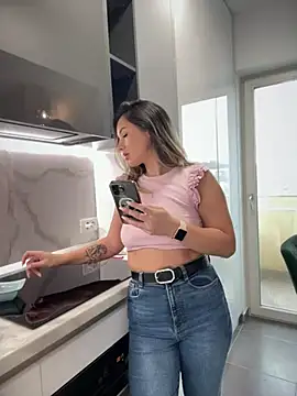 HotXMom online show from 03.17.25