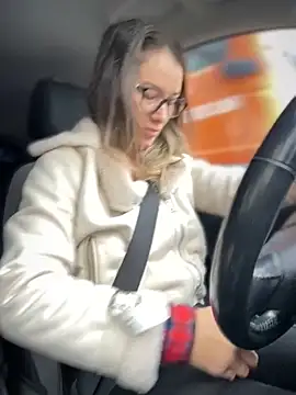 HotXMom online show from 10.03.25