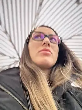 HotXMom online show from 11.05.25