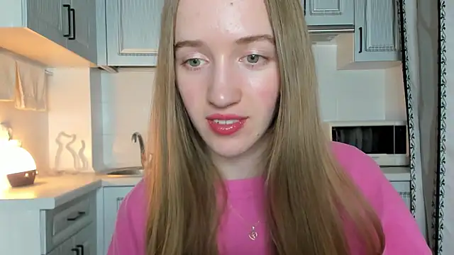 Snapshot of leslie_my_lovee chatting on 10.15.25 leslie my lovee online show from 10.15.25