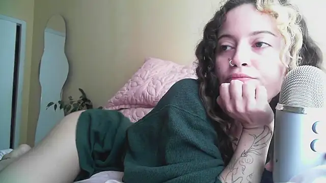 Snapshot of frikigyal chatting on 03.21.25 frikigyal online show from 03.21.25