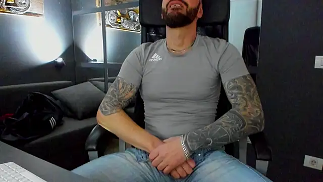 Snapshot of AronGrant chatting on 02.11.26 AronGrant online show from 02.11.26