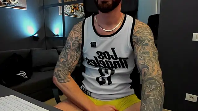 Snapshot of AronGrant chatting on 02.19.26 AronGrant online show from 02.19.26