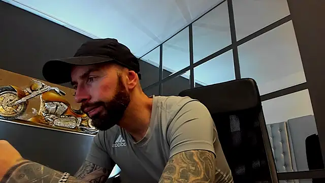 Snapshot of AronGrant chatting on 02.25.26 AronGrant online show from 02.25.26