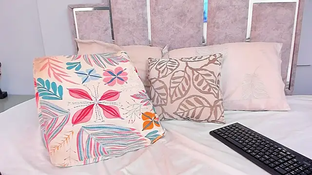 Snapshot of GabyyJones chatting on 02.05.25 GabyyJones online show from 02.05.25