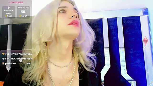 Snapshot of honey_skin chatting on 12.22.25 honey skin online show from 12.22.25