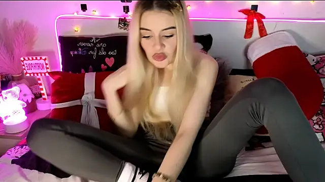 Snapshot of nicollewetpussy chatting on 12.18.25 nicollewetpussy online show from 12.18.25