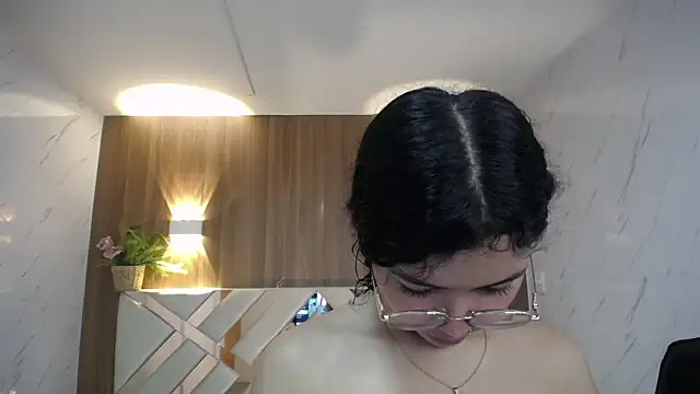 Snapshot of victoria_castillo_b chatting on 11.19.25 victoria castillo b online show from 11.19.25