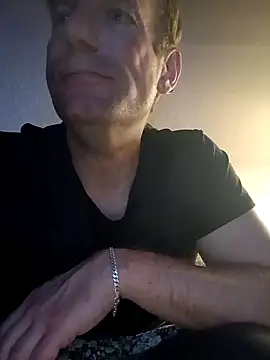 MArciQuarky online show from 02.14.25