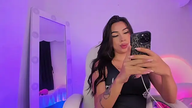 Snapshot of JulietaBomGV chatting on 12.14.24 JulietaBomGV online show from 12.14.24