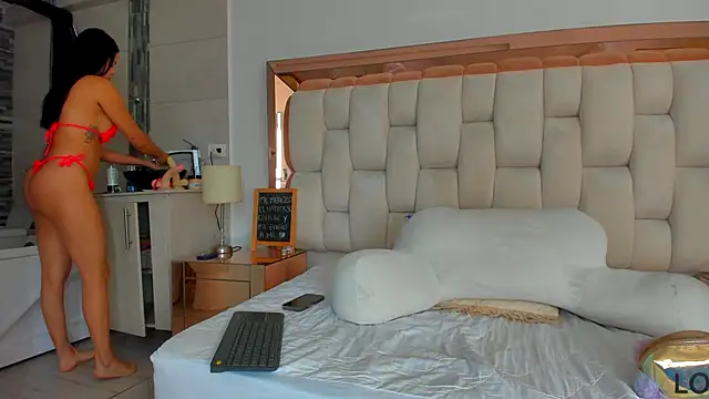 Snapshot of emilyparkerr01 chatting on 02.05.25 emilyparkerr01 online show from 02.05.25