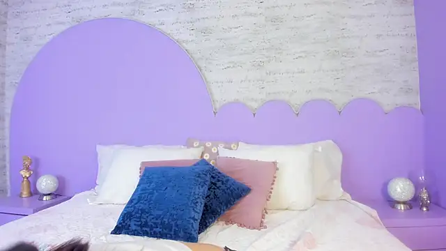 Snapshot of Giaa_Ross chatting on 11.24.25 Giaa Ross online show from 11.24.25