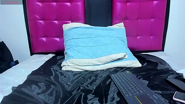 Snapshot of AlanaLars chatting on 11.19.25 AlanaLars online show from 11.19.25