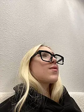 Snapshot of NikaMur chatting on 02.13.25 NikaMur online show from 02.13.25