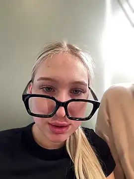 Snapshot of NikaMur chatting on 02.22.25 NikaMur online show from 02.22.25