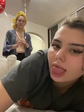 Snapshot of NikaMur chatting on 03.01.25 NikaMur online show from 03.01.25