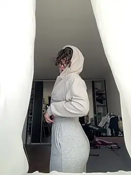 Snapshot of NikaMur chatting on 10.02.25 NikaMur online show from 10.02.25