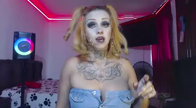 Snapshot of aliceesmith chatting on 01.25.25 aliceesmith online show from 01.25.25