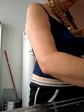 Snapshot of MILEIDE980 chatting on 09.19.25 MILEIDE980 online show from 09.19.25