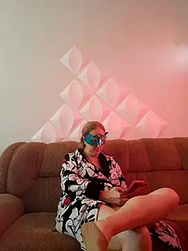 Snapshot of MILEIDE980 chatting on 09.28.25 MILEIDE980 online show from 09.28.25