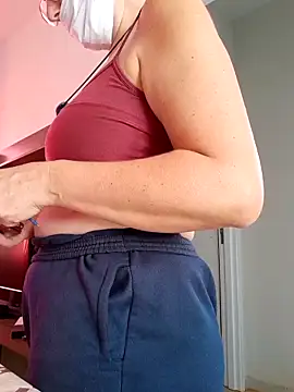 Snapshot of MILEIDE980 chatting on 10.28.25 MILEIDE980 online show from 10.28.25