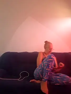 Snapshot of MILEIDE980 chatting on 11.27.25 MILEIDE980 online show from 11.27.25