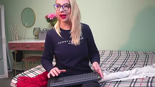 CelineConner online show from 01.17.25