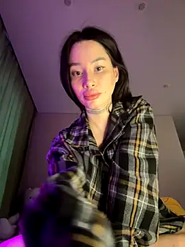 Snapshot of Yunasi chatting on 10.31.25 Yunasi online show from 10.31.25