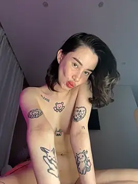 Snapshot of Yunasi chatting on 12.04.25 Yunasi online show from 12.04.25