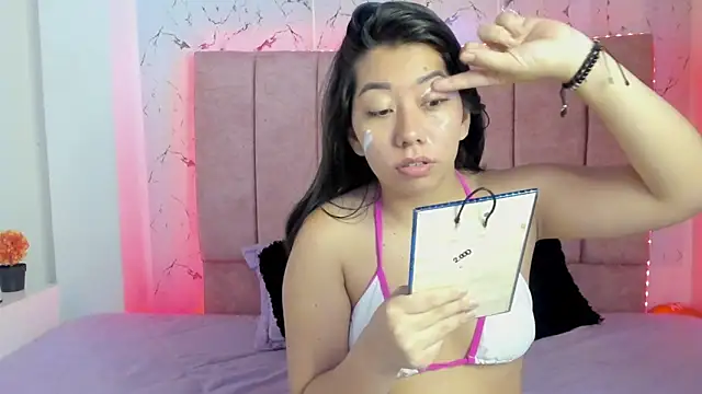 Snapshot of sexylaurita chatting on 10.23.25 sexylaurita online show from 10.23.25