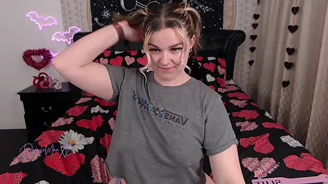 Snapshot of DaisieMaeXO chatting on 02.12.25 DaisieMaeXO online show from 02.12.25